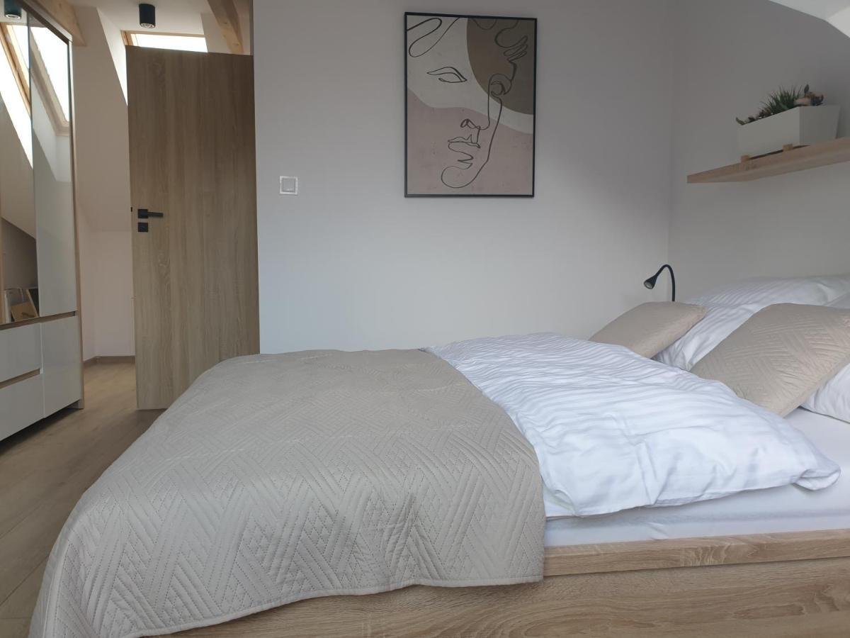 Near The Airport- Apartments Krakow Luaran gambar